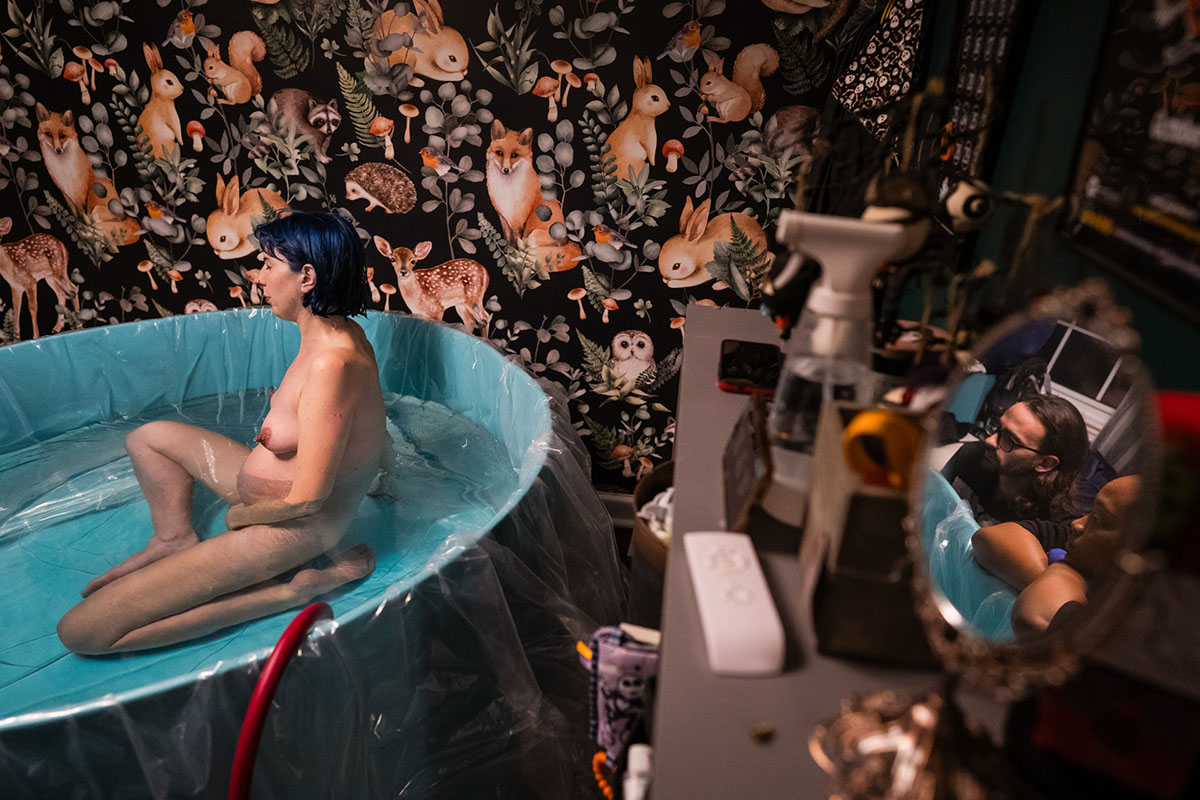 194-BIRTH_UTAINEVANS_R-04 woman giving birth in tub RACHEL UTAIN-EVANS