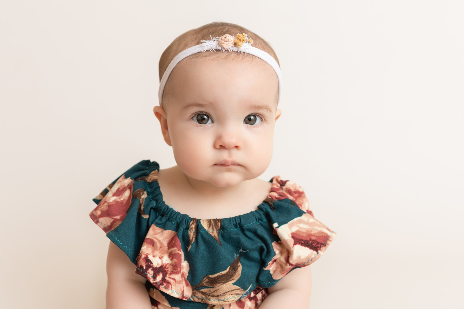 6 month old baby sitting up during milestone baby session