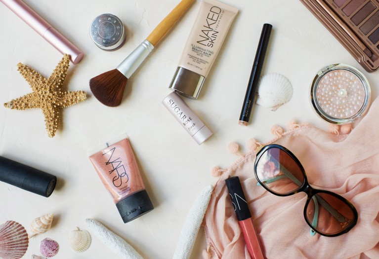If you’re photographing clients outside, it can be hard for them (and you) to stay looking fresh through the whole shoot. Here are my best tips for summer makeup!