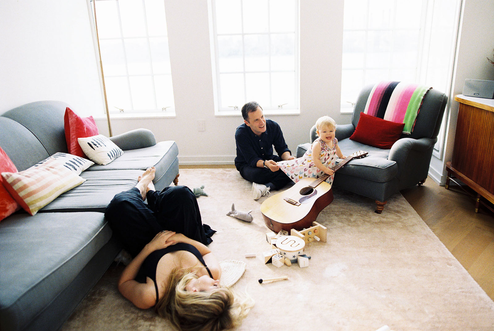 dream-clients-lifestyle-photography-laura-barr-13 A lifestyle family photo of dream photography clients relaxing