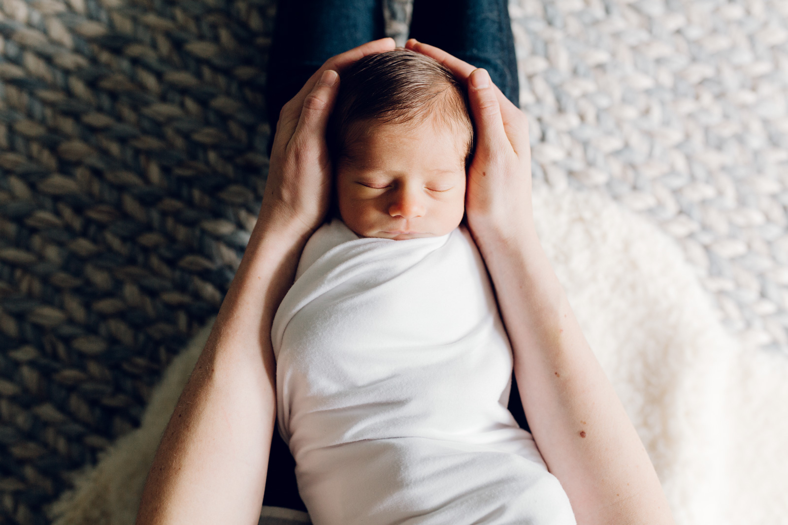 lifestyle-newborn-photography-session-laura-barr-20 Rock your lifestyle newborn photography sessions with these 10 tips.