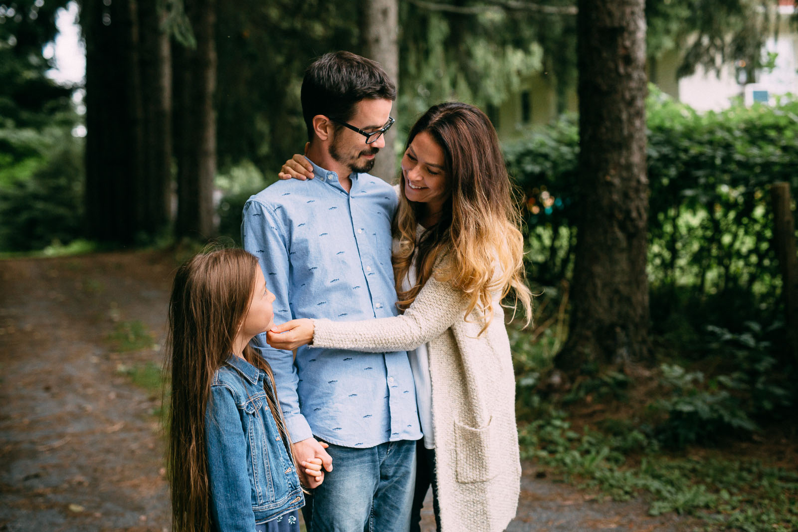 Teach your clients to layer with neutrals not just to stay warm, but to add variety to a session by changing out their layers. Let’s check out this gorgeous session by Sonia Bourdon Photography as an example.