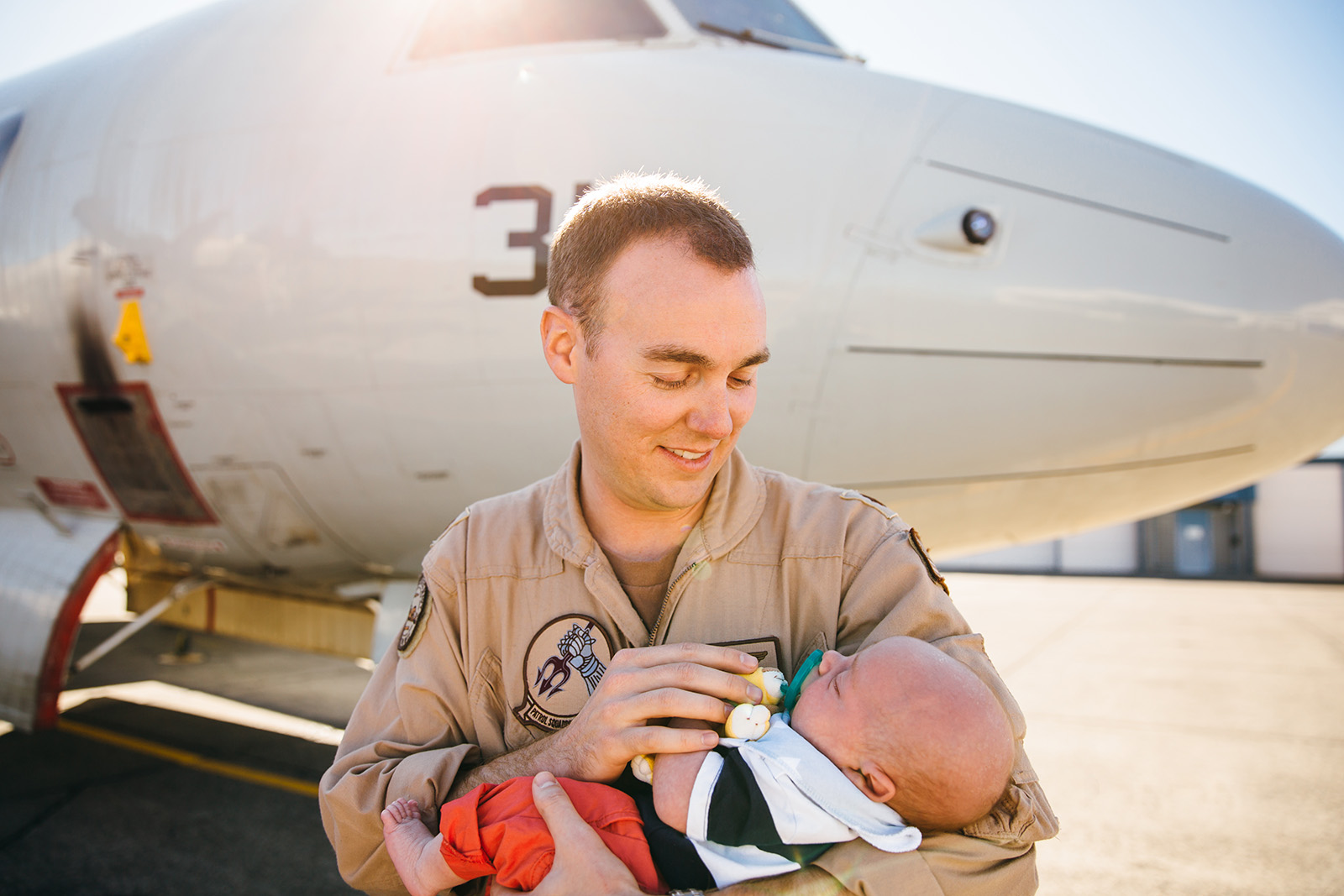 photo-of-military-father-meeting-son-for-first-time-by-Kara-Chappell