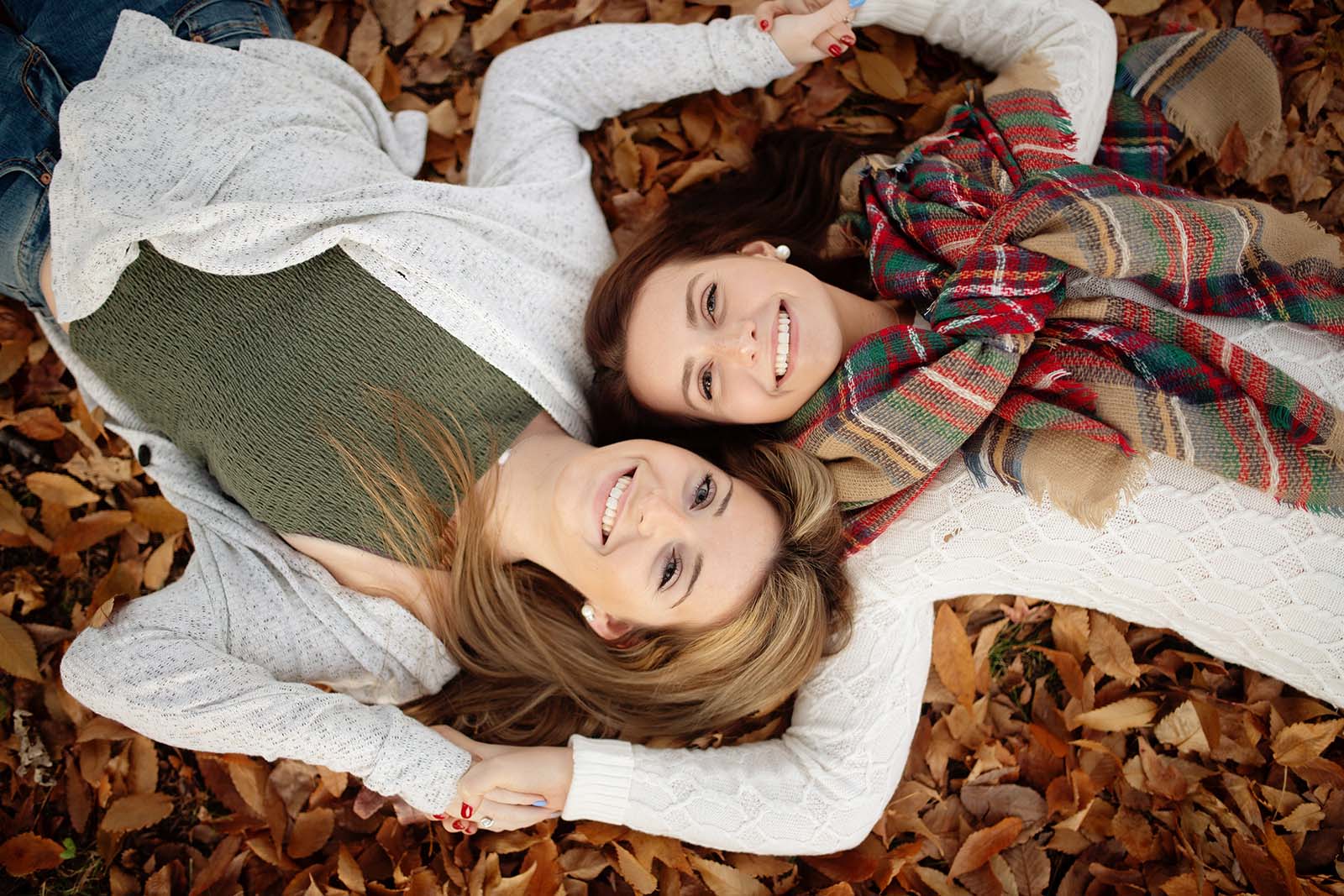 How to photograph senior twins - girls laying in leaves
