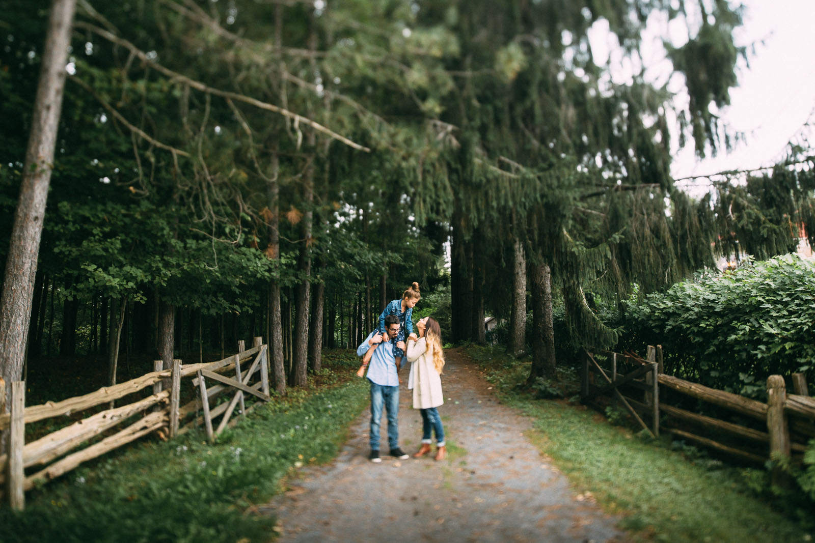 Teach your clients to layer with neutrals not just to stay warm, but to add variety to a session by changing out their layers. Let’s check out this gorgeous session by Sonia Bourdon Photography as an example.